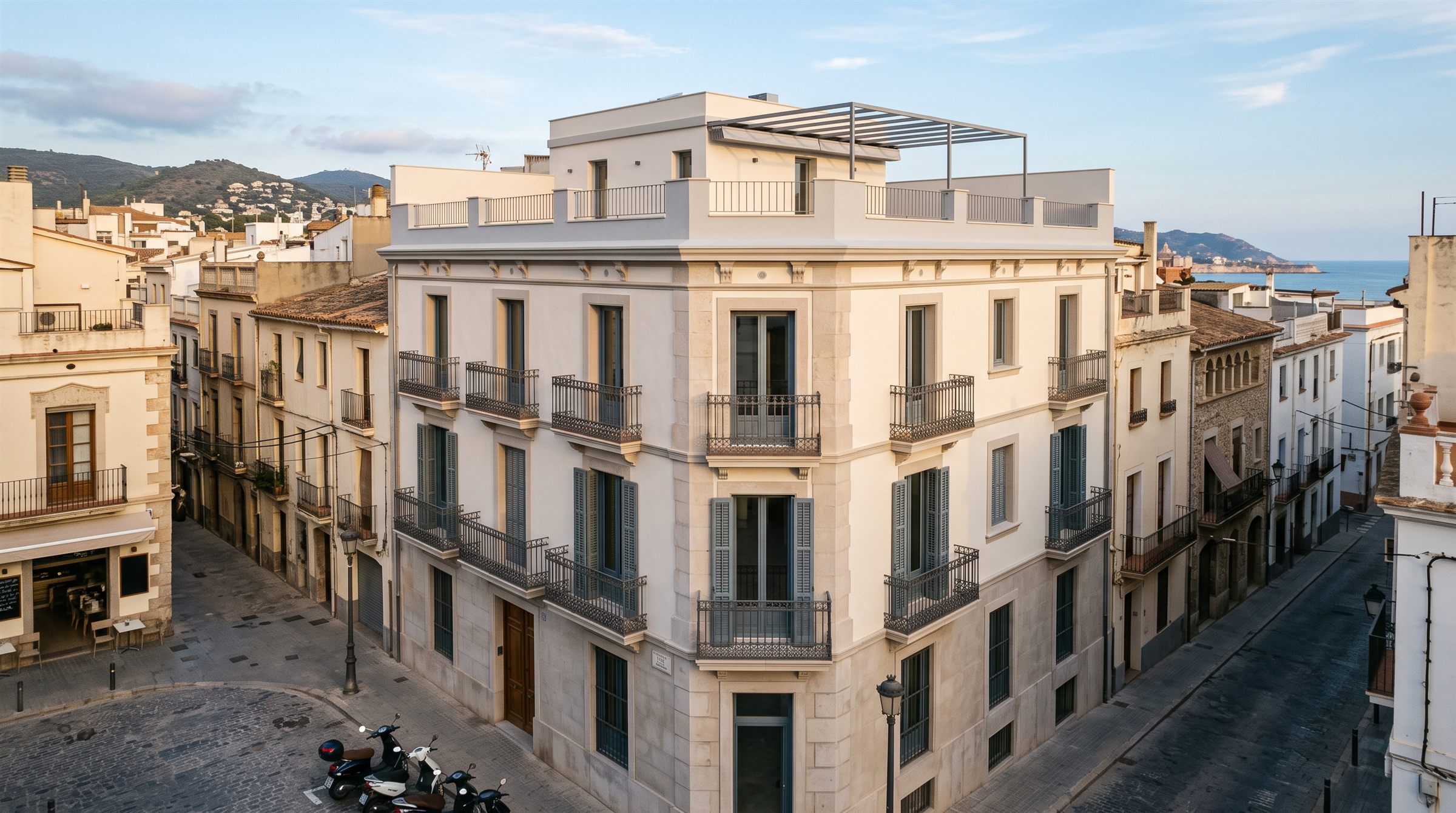 Edificio de viviendas en esquina, rehabilitado, con la fachada y la azotea terminadas