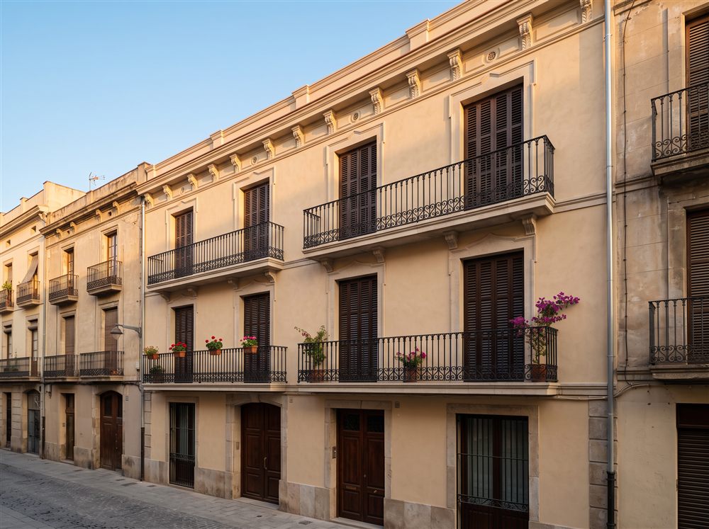 Fachada rehabilitada con balcones y cornisas reparados