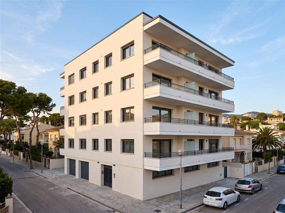 Edificio de viviendas con la fachada rehabilitada con SATE